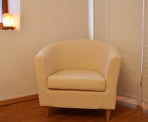 Praxis Einrichtung Sessel für Fußbad und Kundengespräch