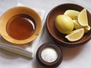 Salz, Honig, Zitronen auf einem Tisch